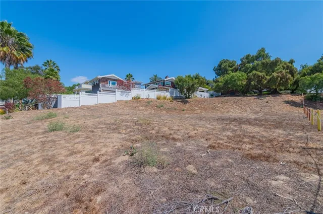 a view of a yard with a house