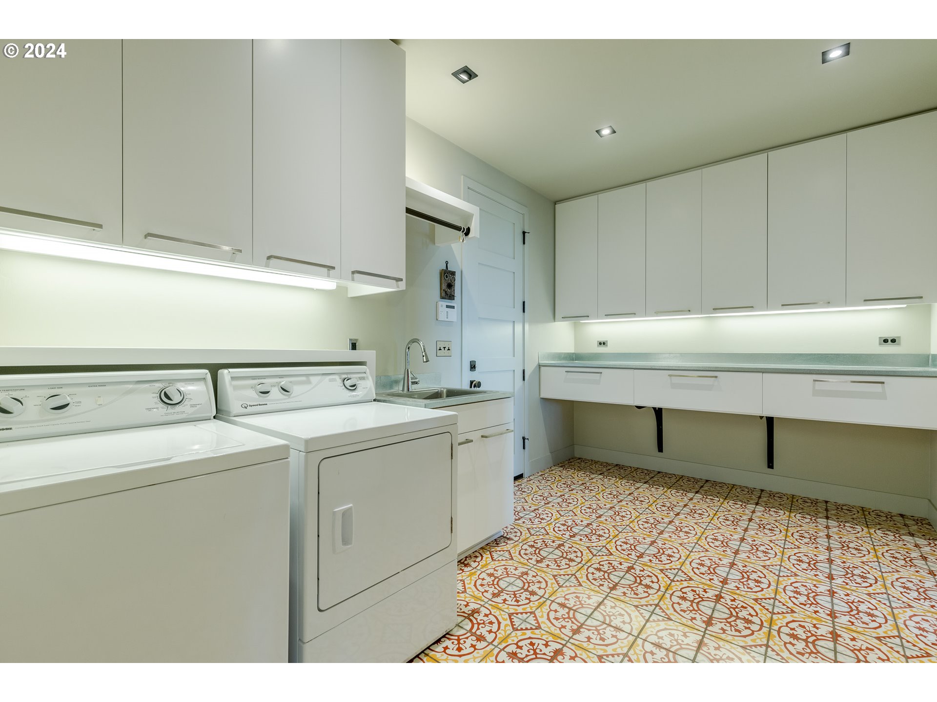 90535 Coburghills Drive Eugene, OR 97408 - Photo 19 of 48 a utility room with dryer and washer