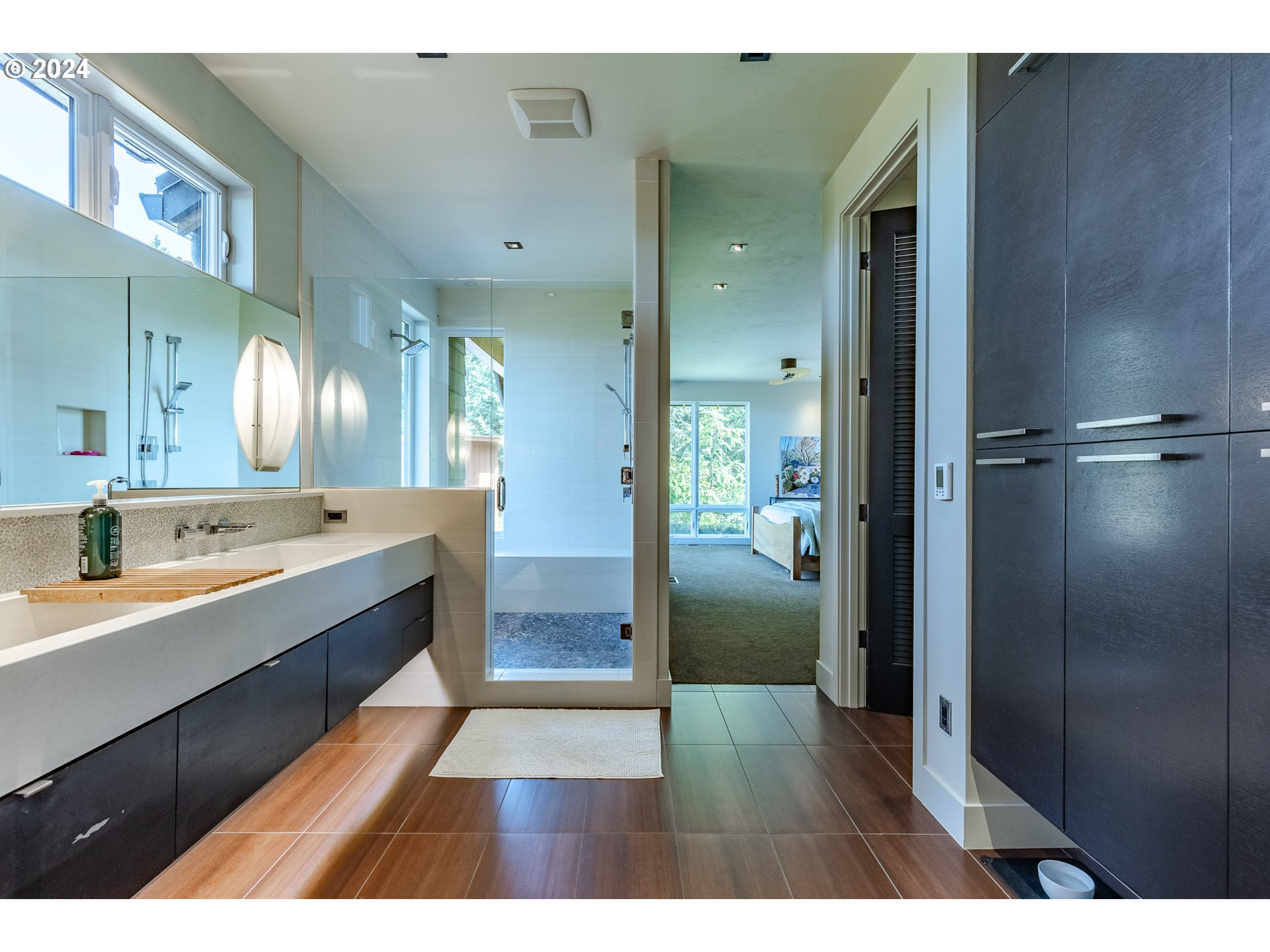 90535 Coburghills Drive Eugene, OR 97408 - Photo 25 of 48 a bathroom with a sink and a mirror