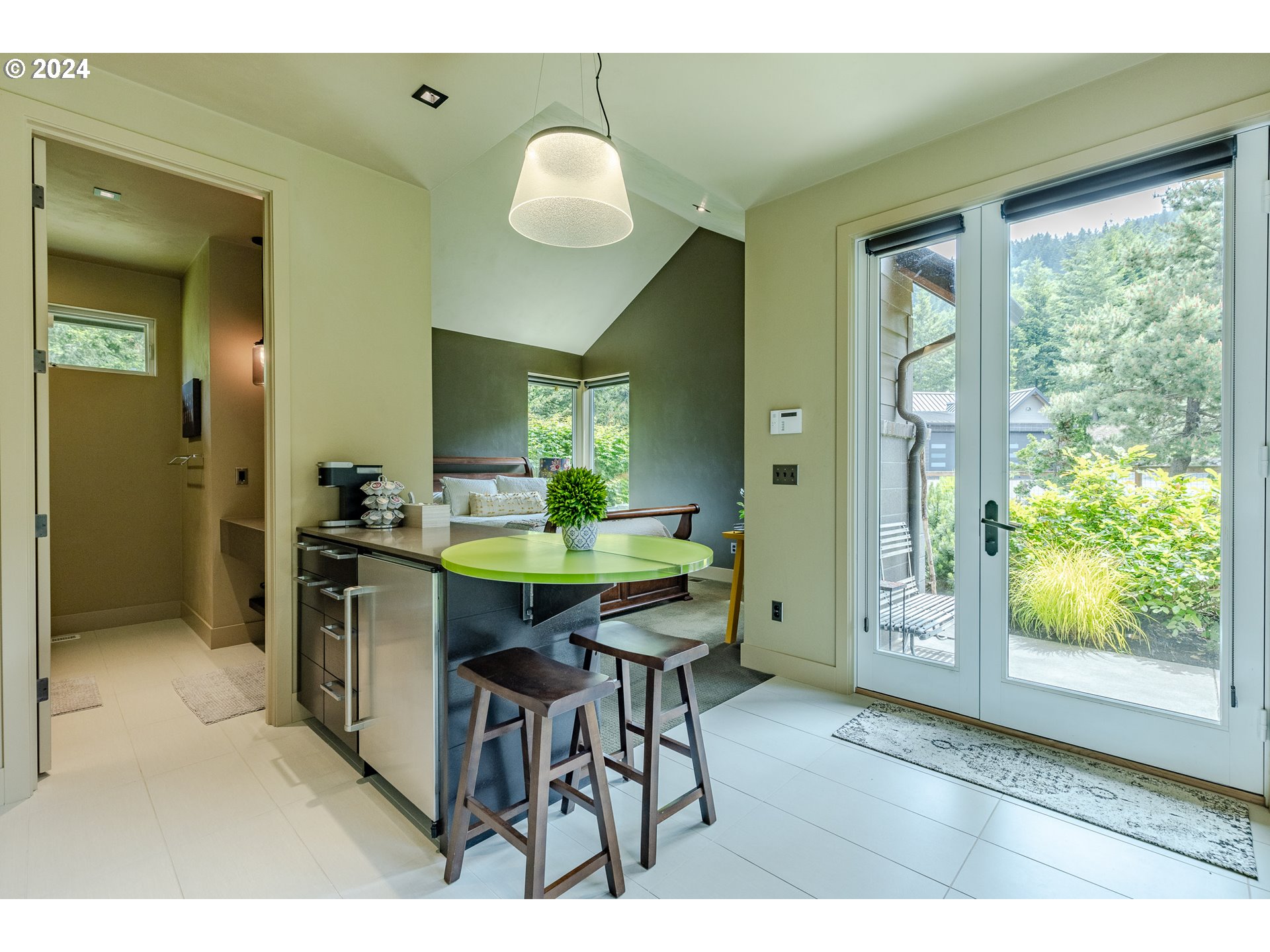 90535 Coburghills Drive Eugene, OR 97408 - Photo 42 of 48 a kitchen with a table and chairs