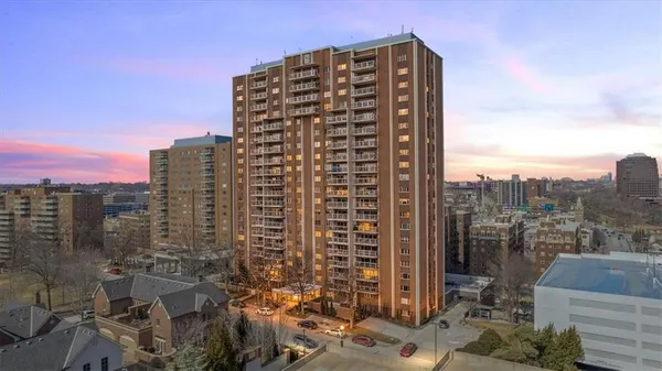 $679,900 | 121 West 48th Street, Unit 1504, Kansas City, MO 64112