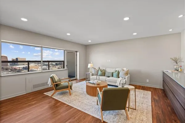 $679,900 | 121 West 48th Street, Unit 1504, Kansas City, MO 64112