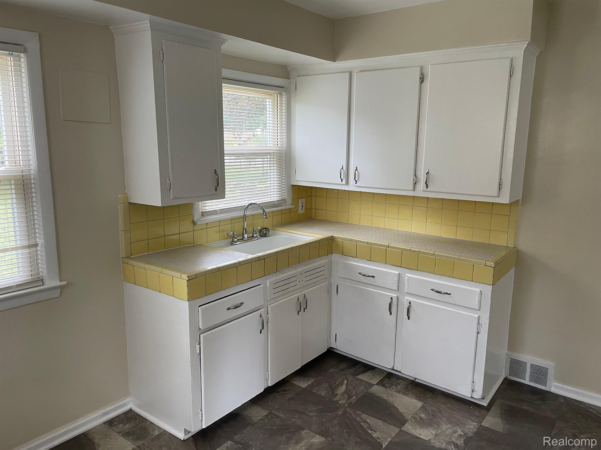 825 Sherbourne Street Inkster, MI 48141 - Photo 9 of 24 Kitchen