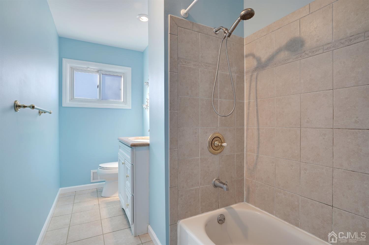 17 Bucknell Road Old Bridge, NJ 08859 - Photo 20 of 28 a bathroom with a toilet and bathtub