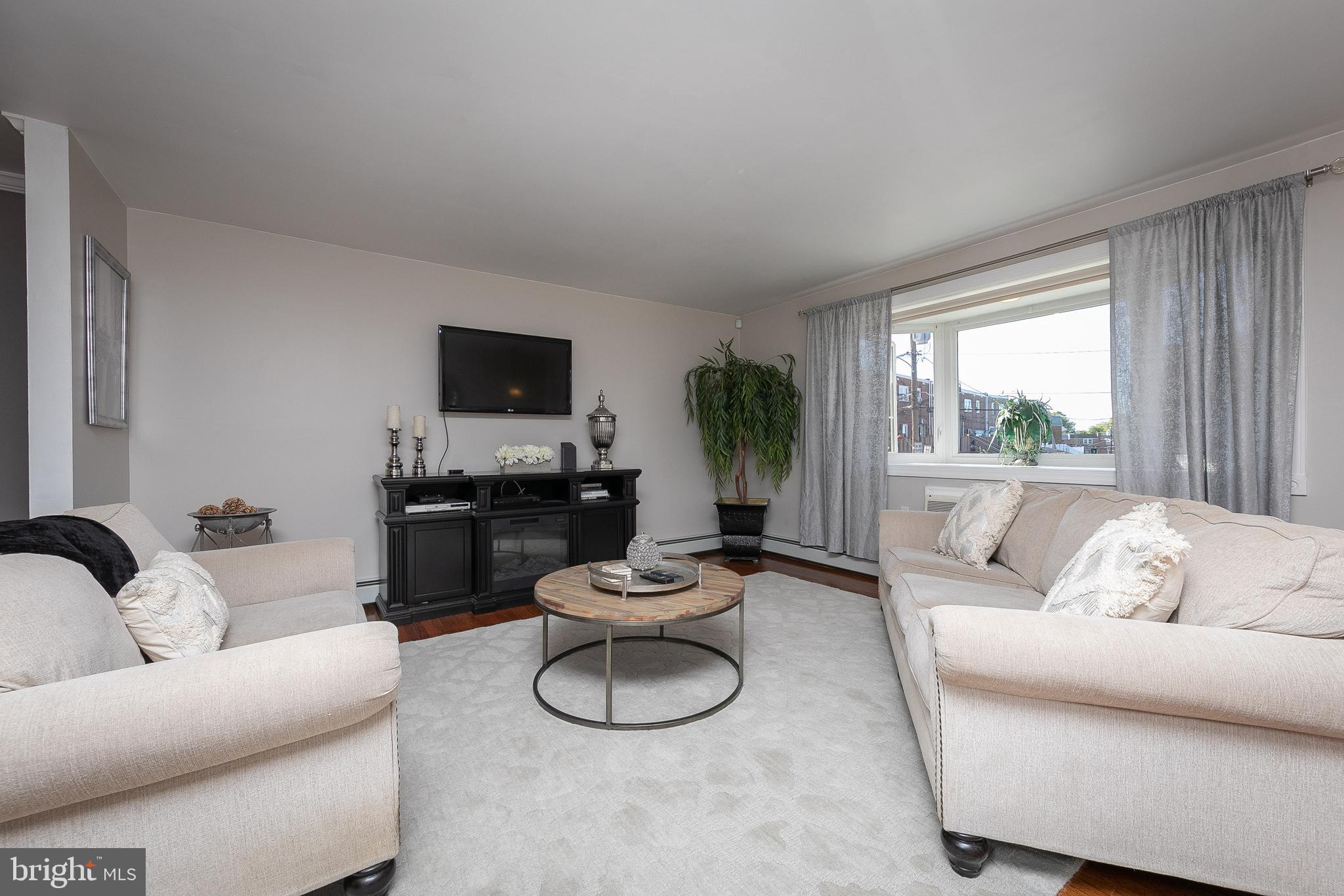 12009 Covert Road Philadelphia, PA 19154 - Photo 3 of 27 Living Room