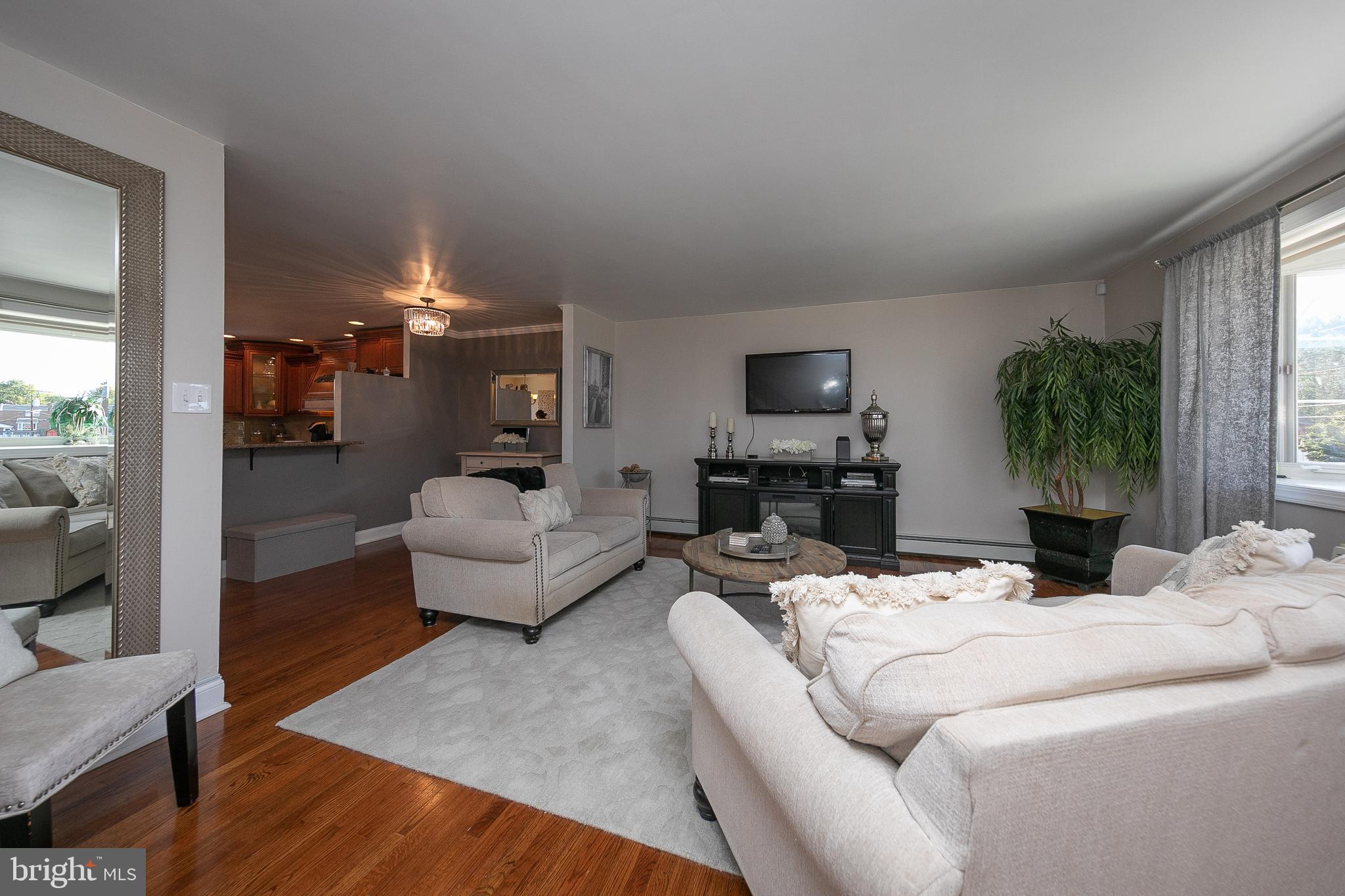 12009 Covert Road Philadelphia, PA 19154 - Photo 5 of 27 Living Room