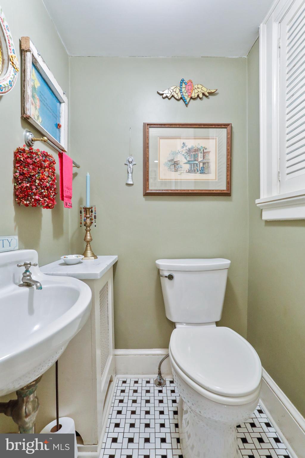 305 College Place Frederick, MD 21701 - Photo 25 of 71 a bathroom with a sink a toilet and a mirror