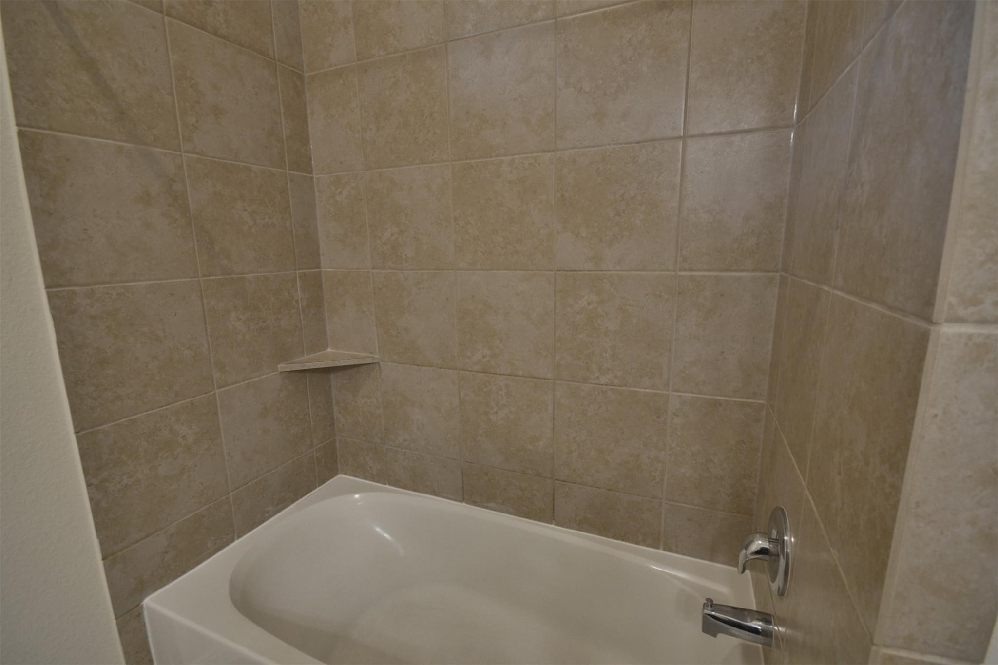 3643 Cottage Pines Lane Spring, TX 77386 - Photo 25 of 33 a bathroom with a bathtub