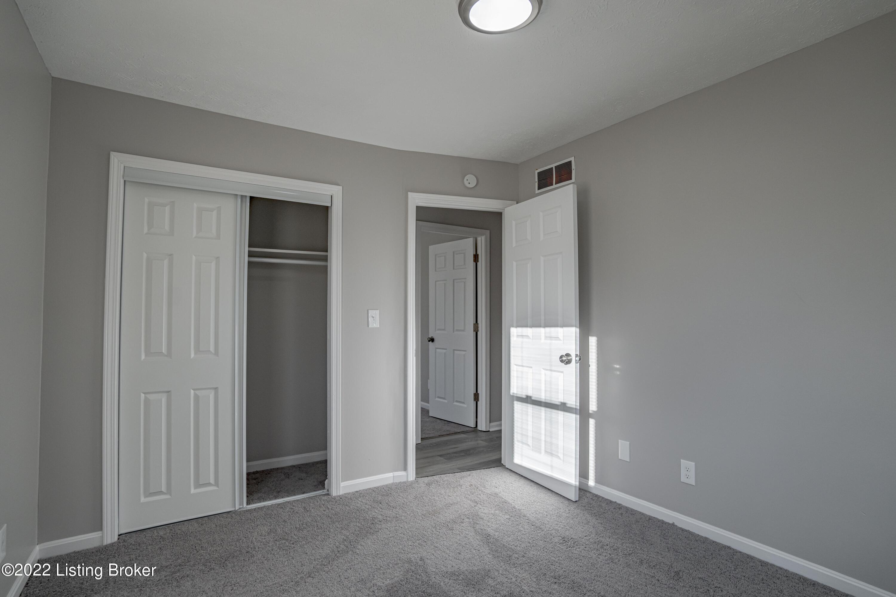 272 Topfield Road Louisville, KY 40229 - Photo 16 of 52 DSC01386