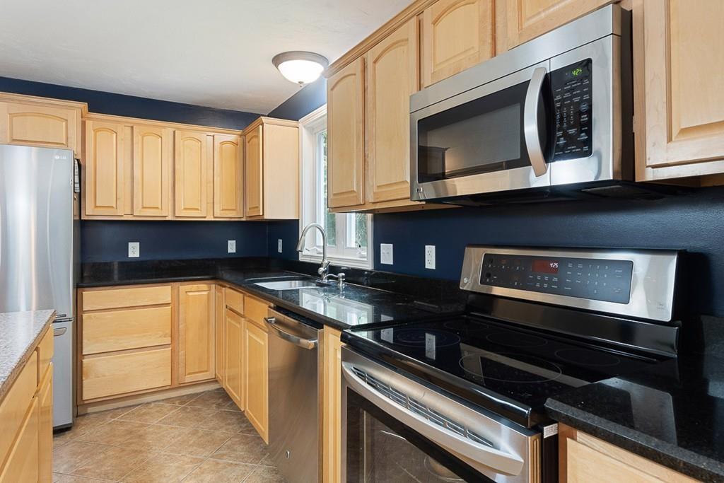 88 Whitins Road Sutton, MA 01590 - Photo 4 of 23