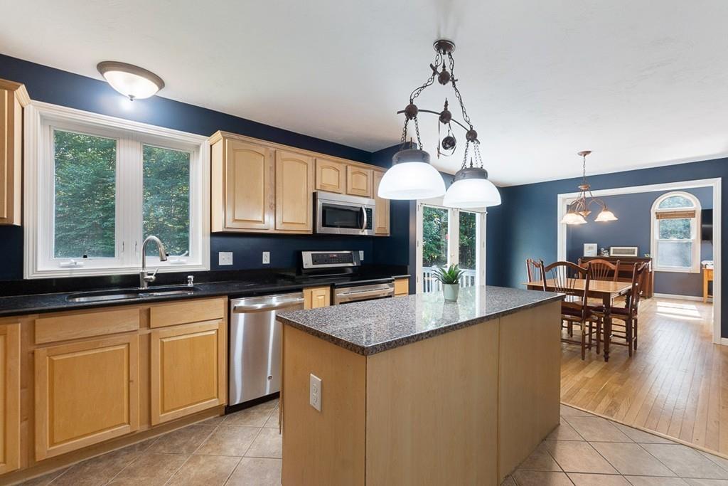 88 Whitins Road Sutton, MA 01590 - Photo 5 of 23
