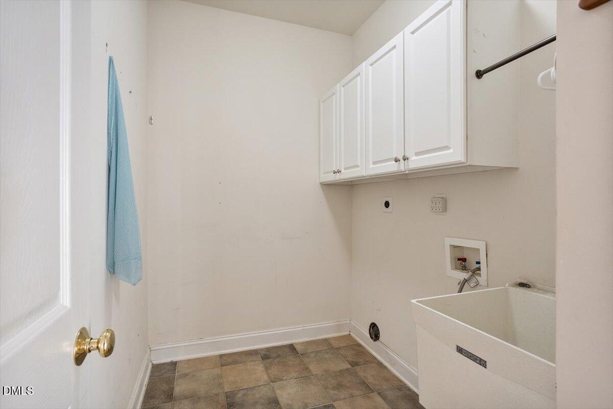9120 Sanctuary Court Raleigh, NC 27617 - Photo 31 of 80 a bathroom with a sink and bathtub