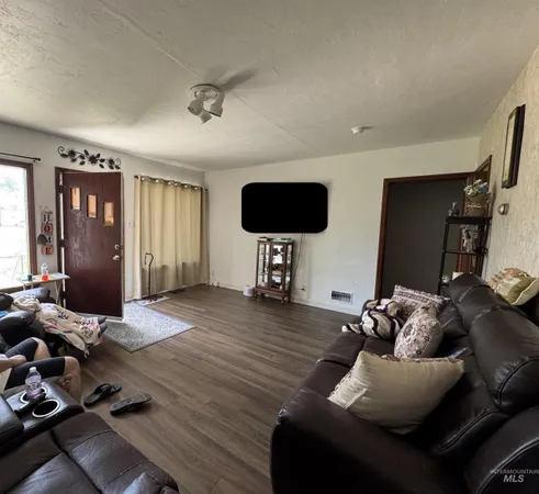 $300,000 | 120 9th Avenue North, Buhl, ID 83316