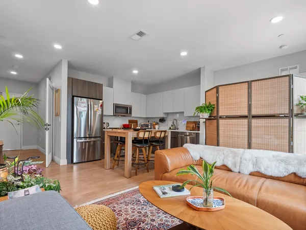 $4,200 | 9 Central Street, Unit 204, Somerville, MA 02143