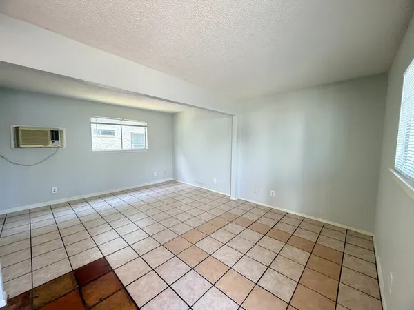 $995 | 2609 East Cesar Chavez Street, Unit 104, Austin, TX 78702