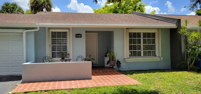 a view of a house with backyard
