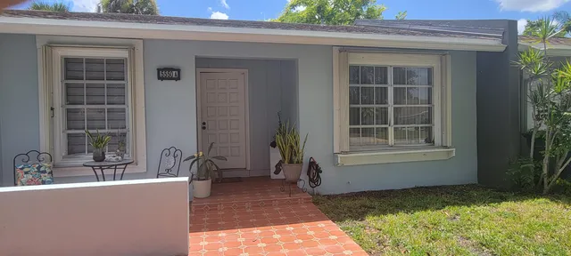 a view of house with backyard