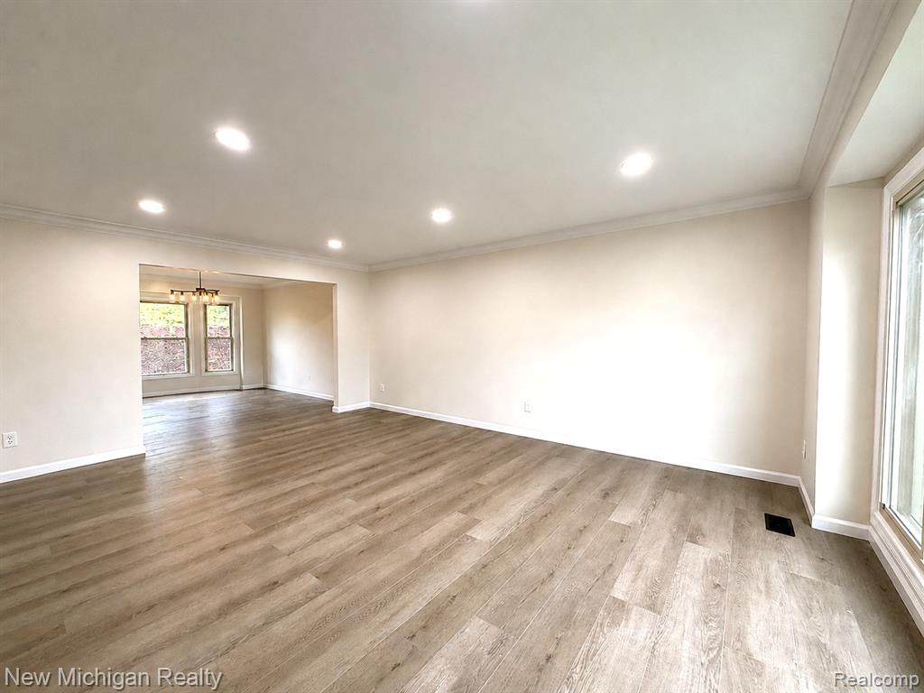 650 Deerfield Court Rochester Hills, MI 48309 - Photo 8 of 35