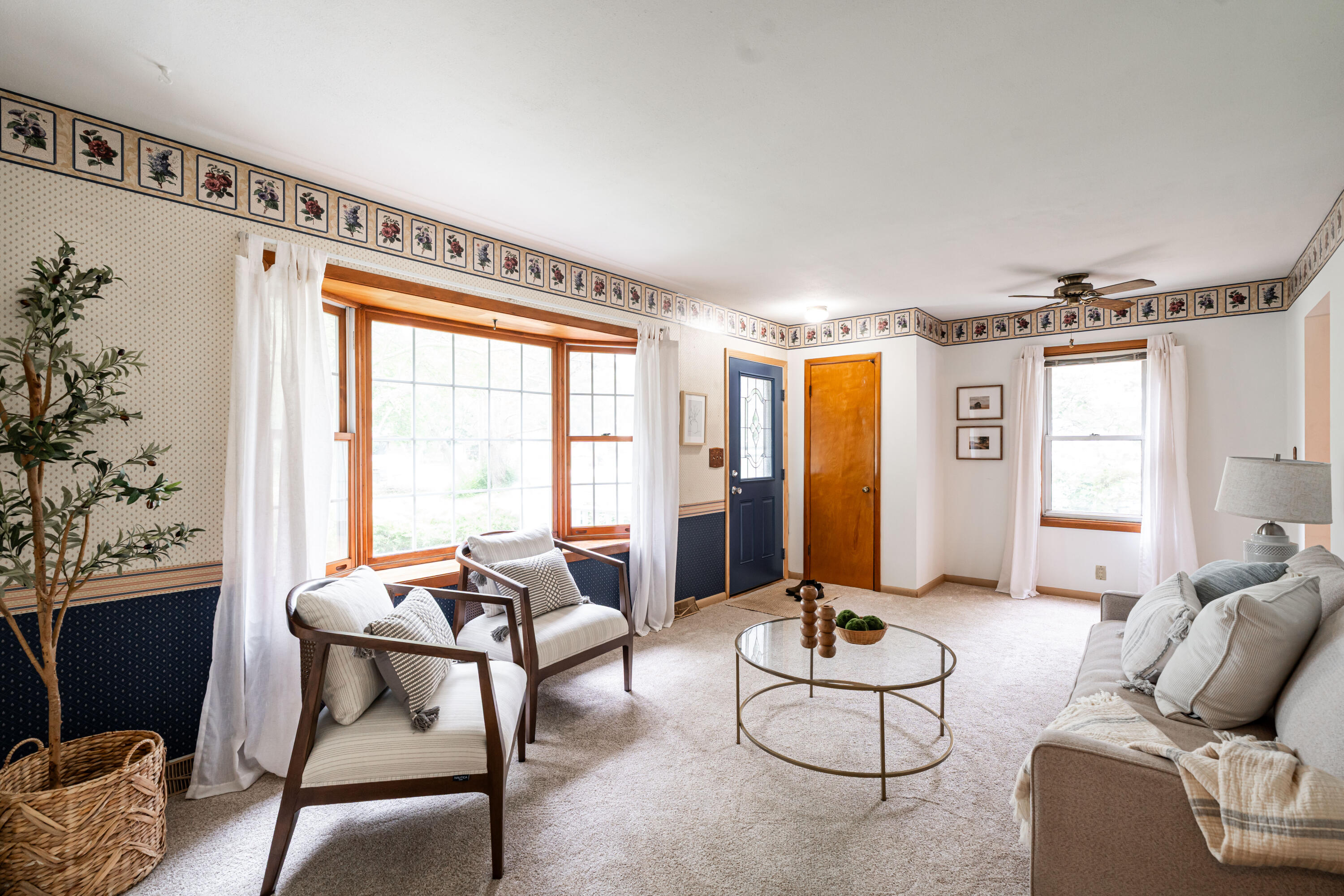 5833 West Calumet Road Milwaukee, WI 53223 - Photo 2 of 16 Living Room