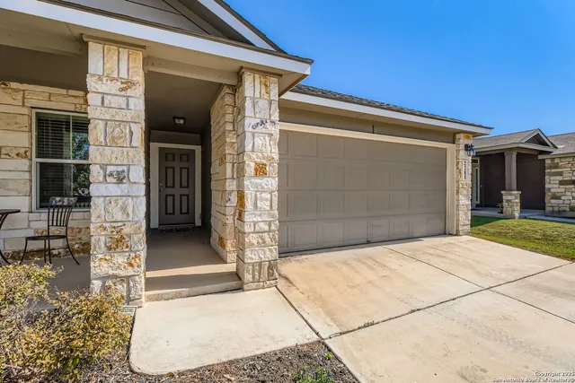 a view of backyard of the house