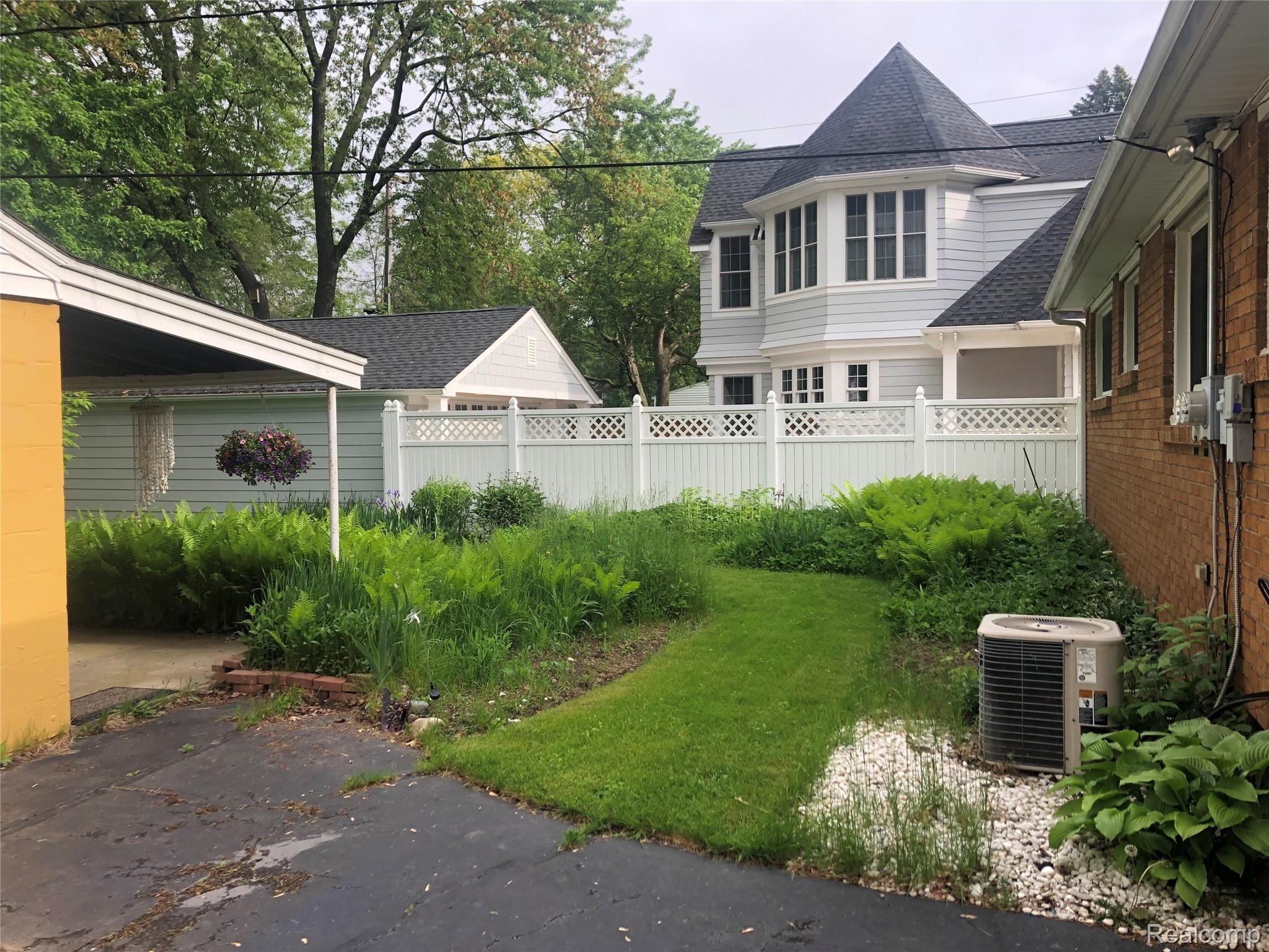 1327 Oak Street Rochester, MI 48307 - Photo 8 of 8 IMG_1333.jpg