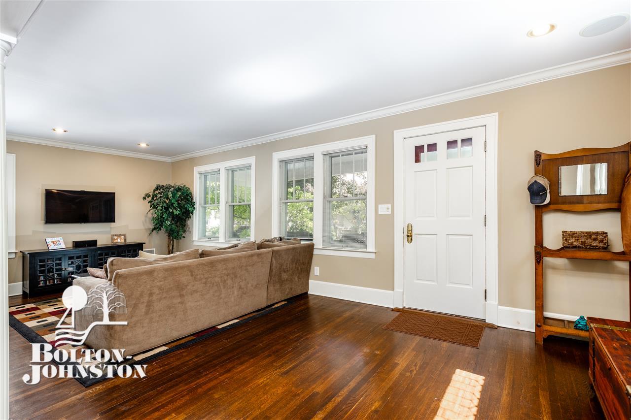 83 Mapleton Road Grosse Pointe, MI 48236 - Photo 6 of 36 Living Room