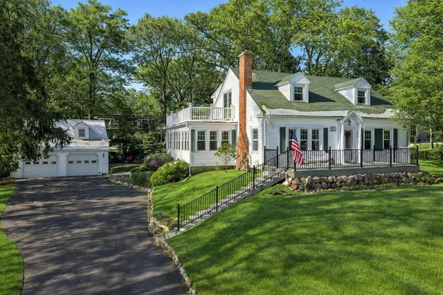 $995,000 | 1076 Shabbona Drive, Fontana, WI 53125