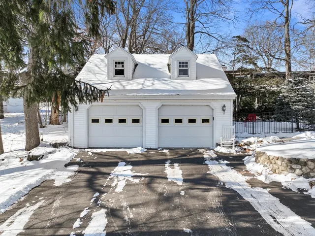 $995,000 | 1076 Shabbona Drive, Fontana, WI 53125