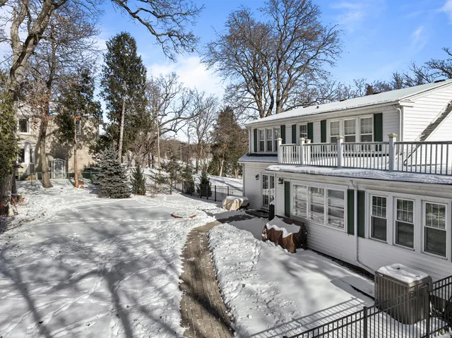 $995,000 | 1076 Shabbona Drive, Fontana, WI 53125