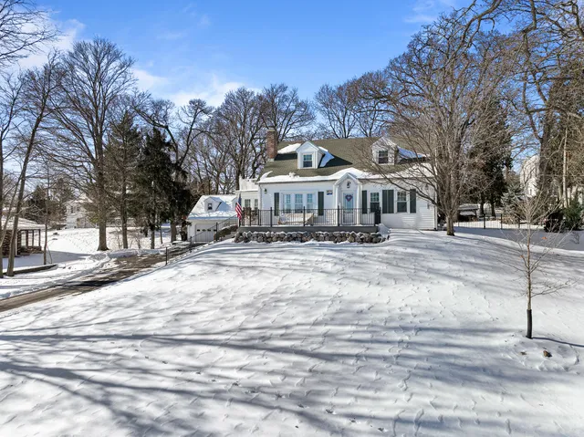 $995,000 | 1076 Shabbona Drive, Fontana, WI 53125