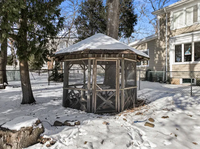 $995,000 | 1076 Shabbona Drive, Fontana, WI 53125