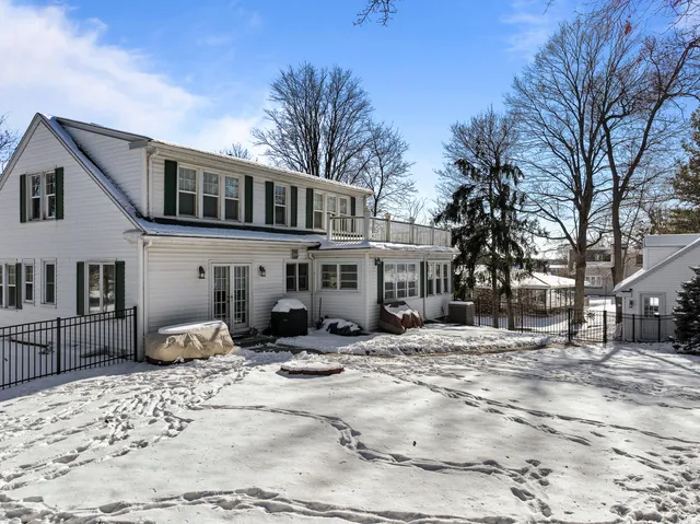 $995,000 | 1076 Shabbona Drive, Fontana, WI 53125