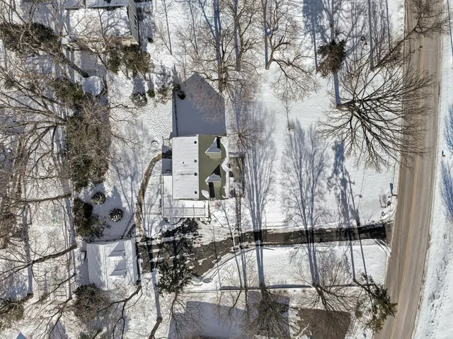 $995,000 | 1076 Shabbona Drive, Fontana, WI 53125