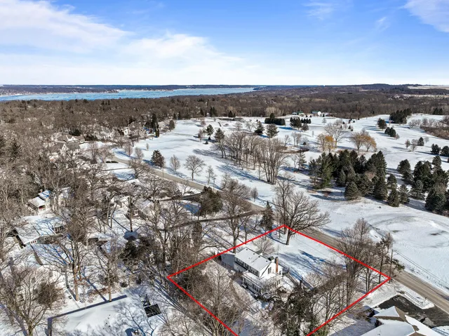 $995,000 | 1076 Shabbona Drive, Fontana, WI 53125