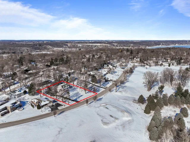 $995,000 | 1076 Shabbona Drive, Fontana, WI 53125