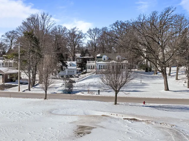 $995,000 | 1076 Shabbona Drive, Fontana, WI 53125