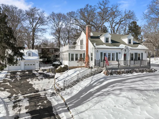 $995,000 | 1076 Shabbona Drive, Fontana, WI 53125