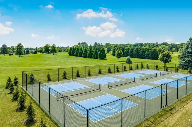 $995,000 | 1076 Shabbona Drive, Fontana, WI 53125