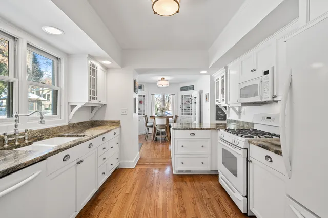 $995,000 | 1076 Shabbona Drive, Fontana, WI 53125