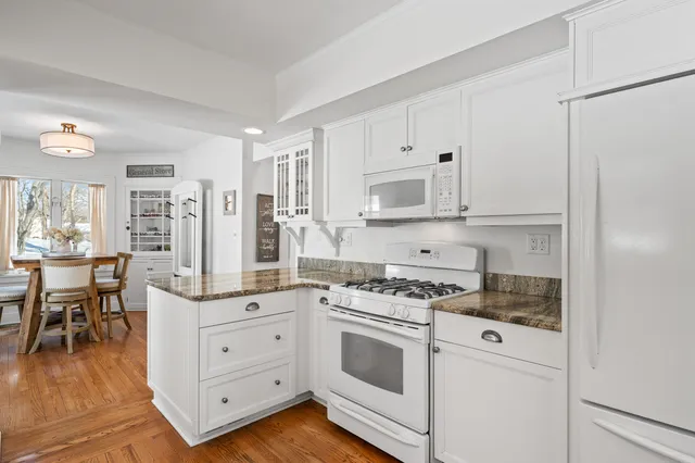 $995,000 | 1076 Shabbona Drive, Fontana, WI 53125