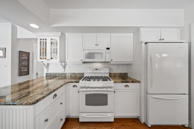 $995,000 | 1076 Shabbona Drive, Fontana, WI 53125