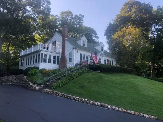 $995,000 | 1076 Shabbona Drive, Fontana, WI 53125