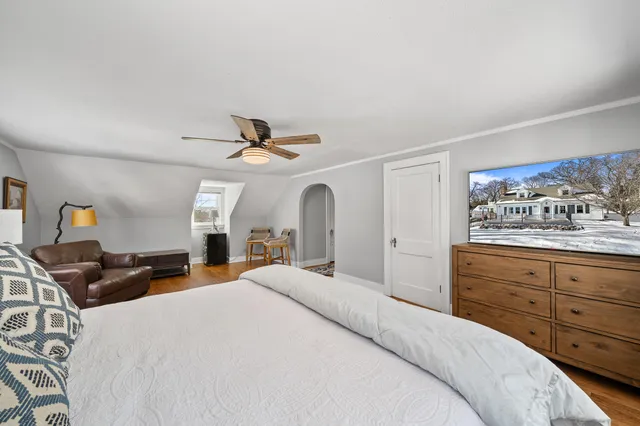 $995,000 | 1076 Shabbona Drive, Fontana, WI 53125