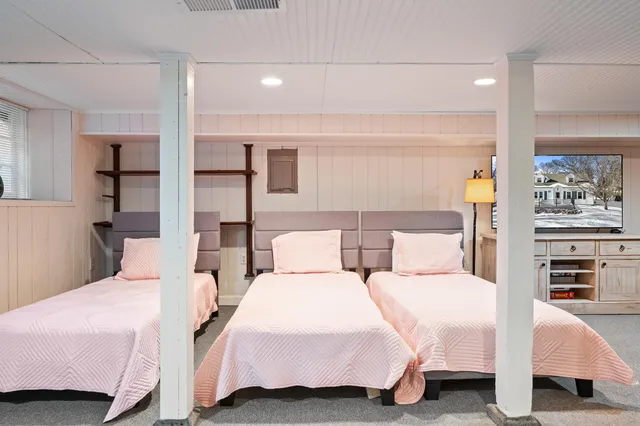 $995,000 | 1076 Shabbona Drive, Fontana, WI 53125