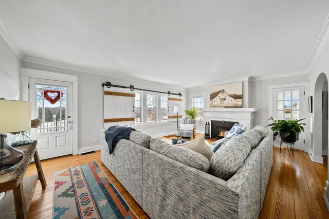 $995,000 | 1076 Shabbona Drive, Fontana, WI 53125