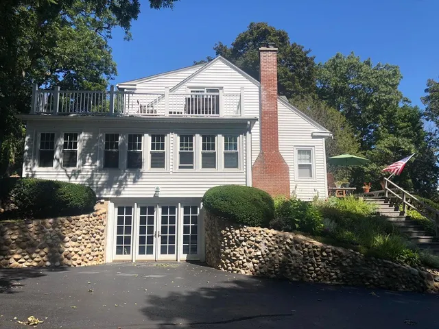 $995,000 | 1076 Shabbona Drive, Fontana, WI 53125