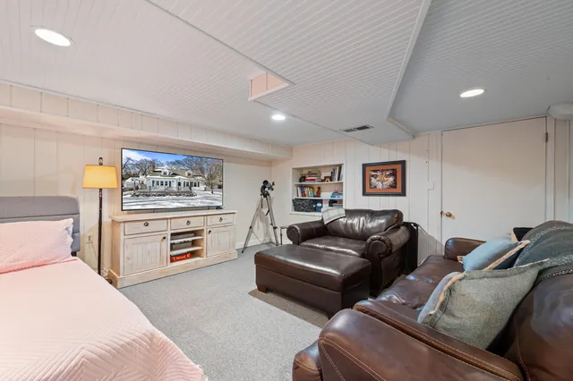 $995,000 | 1076 Shabbona Drive, Fontana, WI 53125