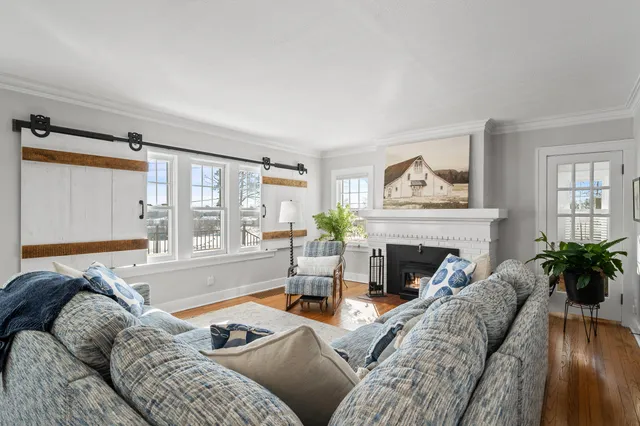 $995,000 | 1076 Shabbona Drive, Fontana, WI 53125