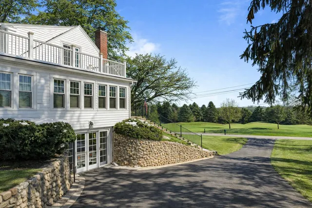 $995,000 | 1076 Shabbona Drive, Fontana, WI 53125