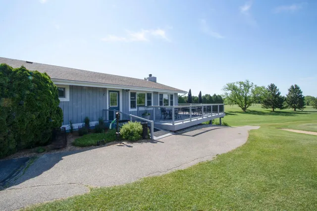 $995,000 | 1076 Shabbona Drive, Fontana, WI 53125